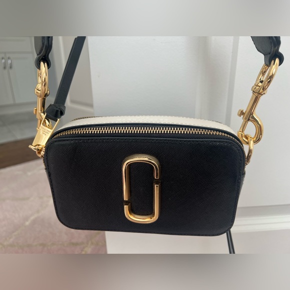 Marc Jacobs 100% authentic snapshot camera bag in black with gold and pink strap - Picture 2 of 4